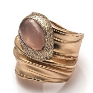 Широкое женское кольцо Estrosia с натуральным розовым кварцем и золотым покрытием 